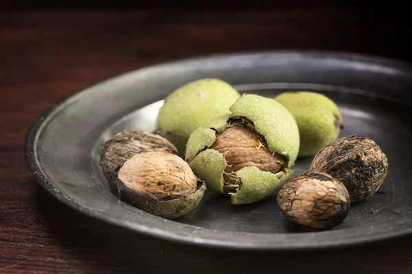 Nueces Recién Cosechadas Verdes Peladas Plato Madera Rústica Oscura Enfoque — Foto de Stock