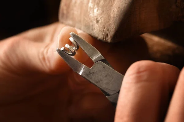 Ювелир Руки Работают Серебряной Спирали Проволоки Плоскогубцами Небольшие Кольца Цепи — стоковое фото