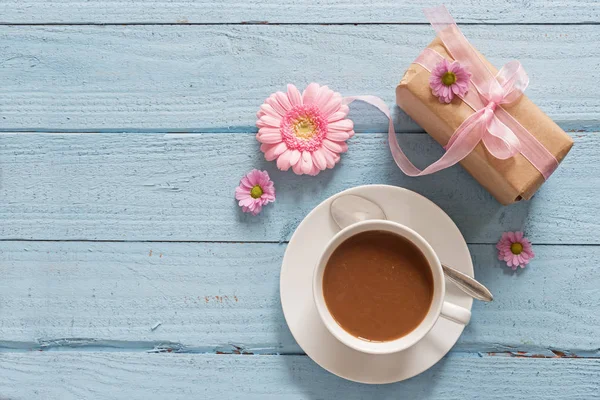 Taza Café Flores Rosadas Regalo Sobre Fondo Madera Azul Pastel —  Fotos de Stock