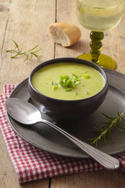 bir tabak, şarap, ekmek ve rustik ahşap bir masa, dikey, kaşık karanlık bir kapta krem pırasa çorbası odak, dar alan derinliği seçili