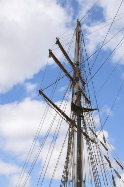 Gemi direkleri ve bulutlu gökyüzü karşı tarihi bir yelkenli arma seyahat ve kavramı kopya alanı, dikey ile yolculuk