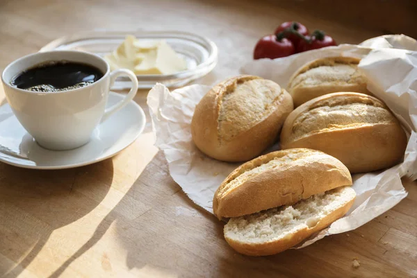 Pães Pães Saco Papel Branco Tomates Manteiga Uma Xícara Café — Fotografia de Stock