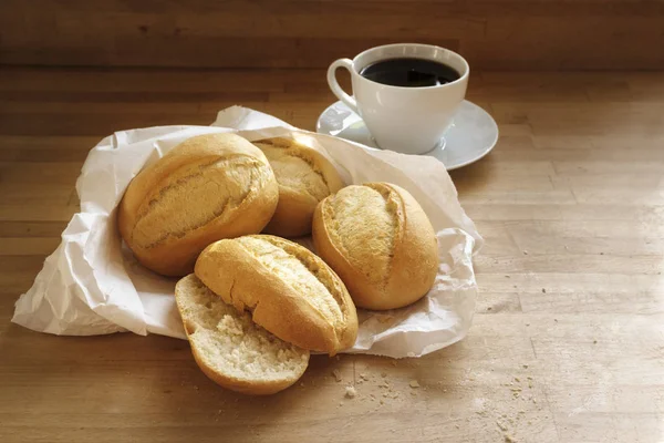 Panecillos Bollos Una Bolsa Papel Blanco Una Taza Café Una —  Fotos de Stock