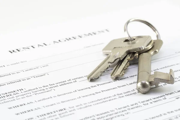 租赁协议文件与一套房子钥匙 选定的焦点 非常狭窄的领域的深度 — 图库照片