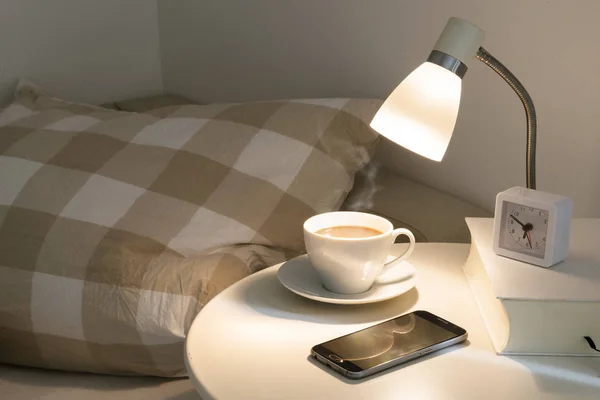 Comodino Con Caffè Fresco Sveglia Telefono Libro Concetto Buon Sonno — Foto Stock