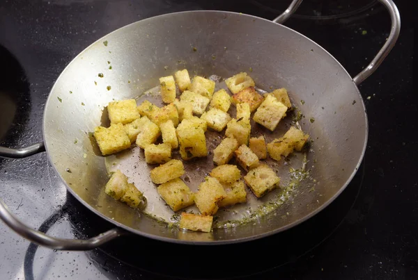 Croutons Crocantes Fritos Com Ervas Uma Panela Fogão Escuro Conceito — Fotografia de Stock