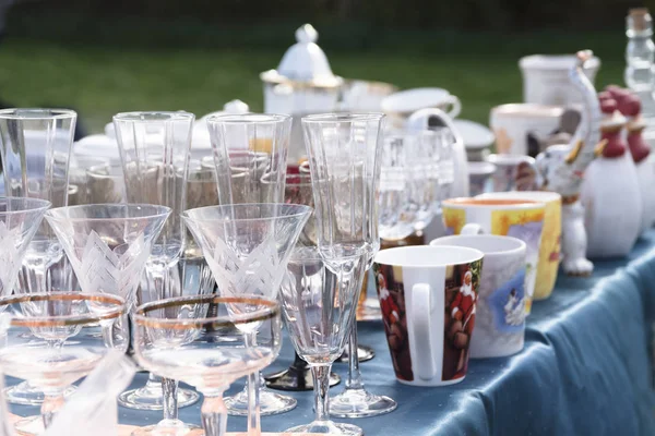 Drinking Glasses Porcelain Dishes Sale Flea Market Selected Focus Narrow — Stock Photo, Image