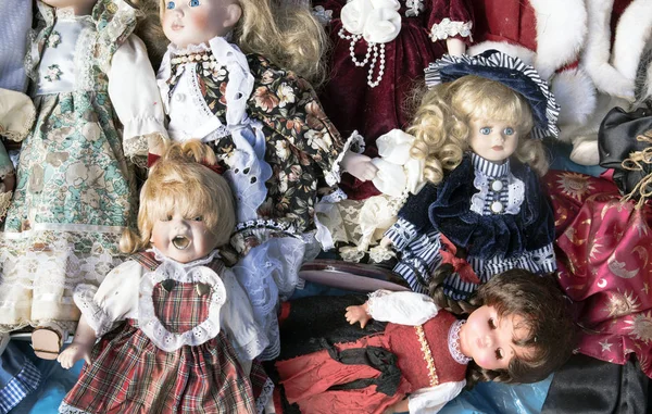 Πολλά Παλιά Παιχνίδια Κούκλες Για Την Πώληση Στην Υπαίθρια Αγορά — Φωτογραφία Αρχείου