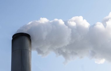 kalın bulutlar duman veya buhar, ekonomik büyüme ve co2 ve ince toz, mavi gökyüzü, kopya alanı tarafından çevre kirliliği kavramı ile baca
