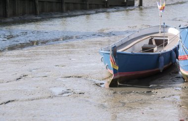 mudflat düşük gelgit, kopya alanı, husum liman telli ahşap teknede odak seçili