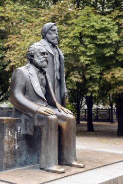 Anıt Karl Marx ve Friedrich Engels Marx-Engels-Forumu, Merkez İlçe Berlin'in Mitte, Alman genel bir parkta bir parçası