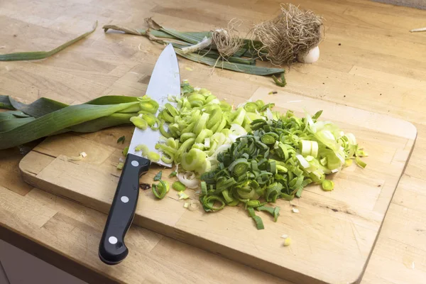 Porree Scheiben Geschnitten Und Ein Großes Küchenmesser Auf Einer Hölzernen — Stockfoto