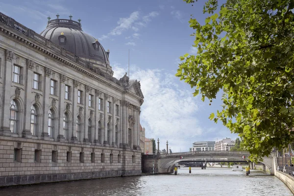 德国首都米特中心区著名地标 在柏林的一条蓝天上的河上狂欢的波特博物馆 — 图库照片