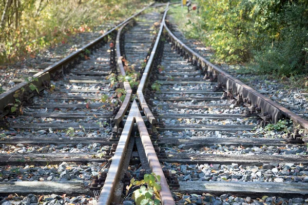 两条铁轨配有铁路开关 选定焦点 窄景深 — 图库照片