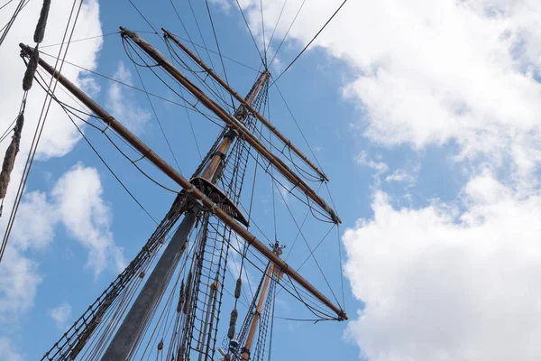 一艘历史帆船的桅杆和索具与云 冒险航程概念 复制空间的蓝天 — 图库照片