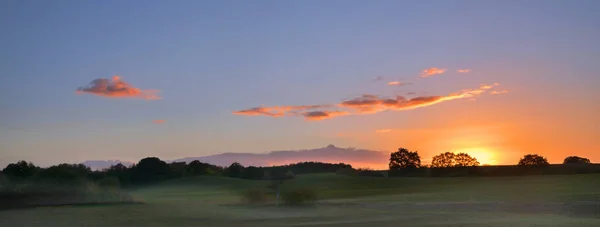 Sunrise Çayırlar Ağaçları Ile Geniş Kırsal Manzara Üzerinde Parlayan Bulutlar — Stok fotoğraf