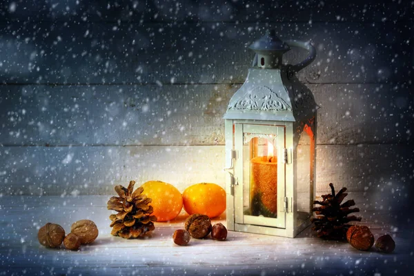 Decorazione natalizia con una lanterna a lume di candela, mandarini, co — Foto Stock