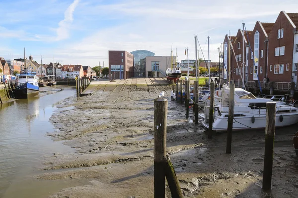 Husum Binnenhafen bei Ebbe mit Slipanlage und Booten auf dem Schlamm — Stockfoto