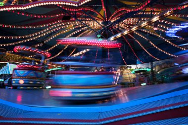 hızlı lunapark sürmek atlıkarınca Noel pazarı, bulanık hareket, arka plan, kopya alanı ile uzun pozlama
