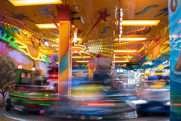 Carrusel Infantil Con Luces Colores Movimiento Borroso Mercado Navideño Fondo — Foto de Stock