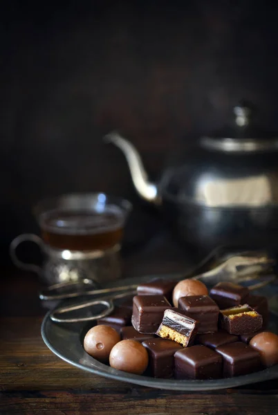 Bonbons Chocolat Noël Sur Une Assiette Théière Argentée Tasse Floue — Photo