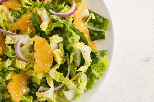 Salade Saine Mandarines Laitue Avec Oignons Rouges Sur Fond Lumineux — Photo