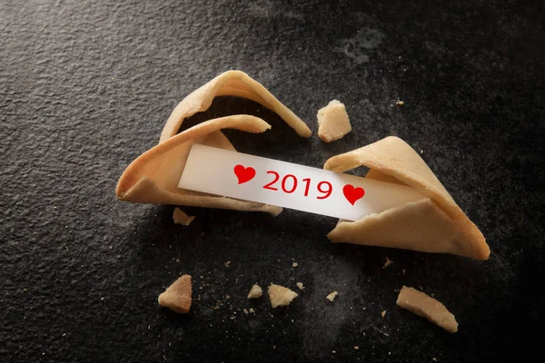 Biscoito Sorte Chinês Quebrado Com 2019 Corações Vermelhos Deslizamento Papel — Fotografia de Stock