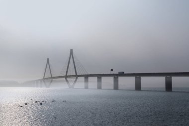 sisli hava, Danimarka'da Storstroem karayolu köprüden Bridge'de Faro Adaları bağlanır ve vogelfluglinie (kuş uçuş hattı bir parçasıdır)