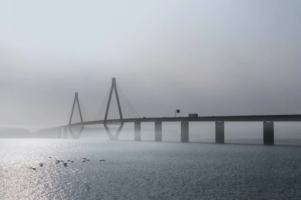Faro Most Mglista Pogoda Mostem Nad Storstroem Danii Łączący Wyspy — Zdjęcie stockowe
