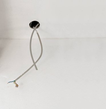 güç kabloları yeni bir yenilenmiş ev, kopya alanı, Kuru inşaat tavandan elektrik tesisatı için odak seçili