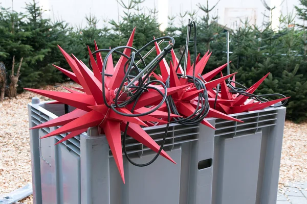 Container Met Grote Rode Ster Vormige Lantaarns Voor Buiten Kerstdecoratie — Stockfoto