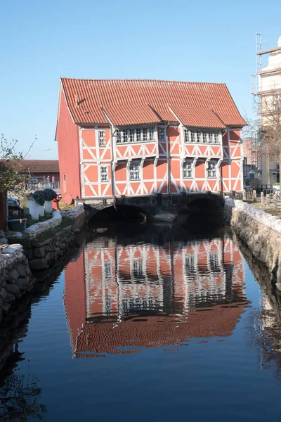 Historisches Fachwerkhaus Brückenhaus Genannt Mit Spiegelung Kanal Zum Hafen Von — Stockfoto