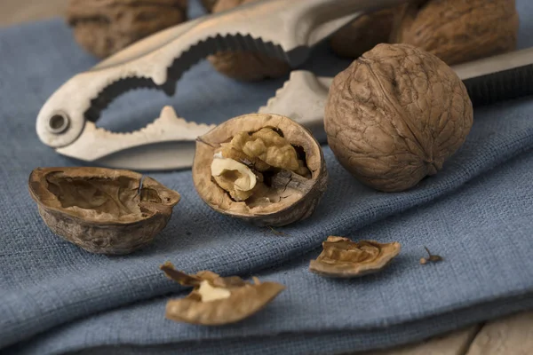 Nueces Enteras Agrietadas Cascanueces Una Servilleta Azul Primer Plano Enfoque — Foto de Stock