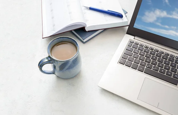 Laptop Calendário Uma Xícara Azul Café Uma Mesa Brilhante Espaço — Fotografia de Stock