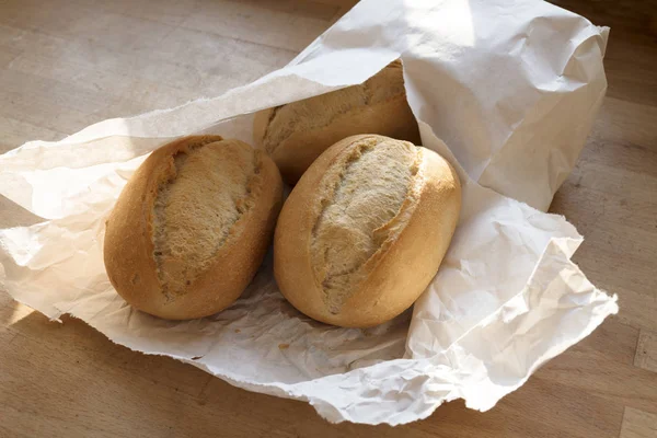 Frische Brötchen Oder Brötchen Aus Der Bäckerei Einer Weißen Papiertüte — Stockfoto