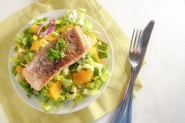 Sprøtt Stekt Laksefilet Salat Med Tangeriner Serviett Bestikk Lys Bakgrunn – stockfoto