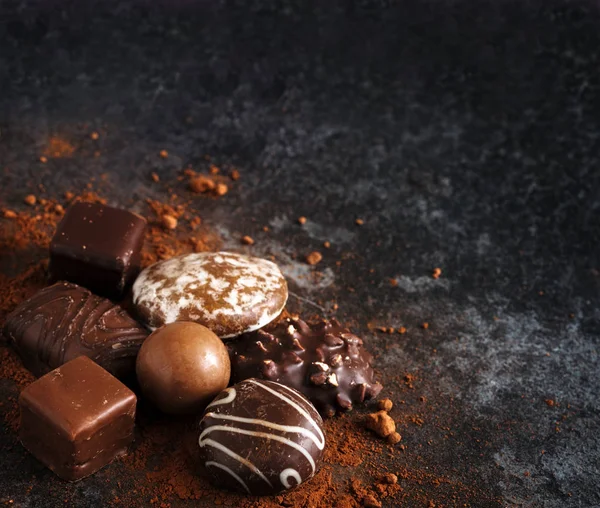 クリスマス チョコレート クッキー ジンジャーブレッド コピー領域 選択したフォーカスの暗いスレート背景上の隅にプラリネ狭い被写し界深度 — ストック写真