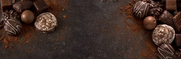 Galletas Chocolate Pralinés Para Evento Vacaciones Sobre Fondo Pizarra Oscura — Foto de Stock