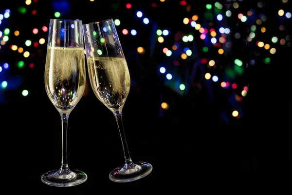 Två Champagneglas Toast Mot Mörk Bakgrund Med Färgglada Bokeh Lampor — Stockfoto