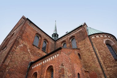Ratzeburg dom, arka katedralin Kuzey Almanya'da tipik tuğla mimarisinde ridge taret ile kopyalama alanı