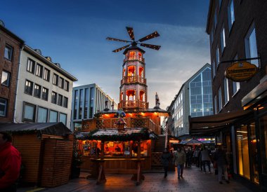 Mantova, Almanya - 26 Kasım 2018: Büyük Noel piramitte Mantova Almanca alışveriş caddesi