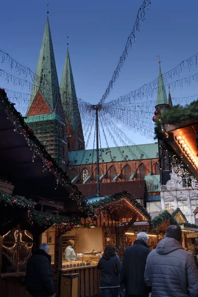 Orang-orang tak dikenal di pasar Natal di Gereja Santa Maria di Luebeck, Jerman — Stok Foto