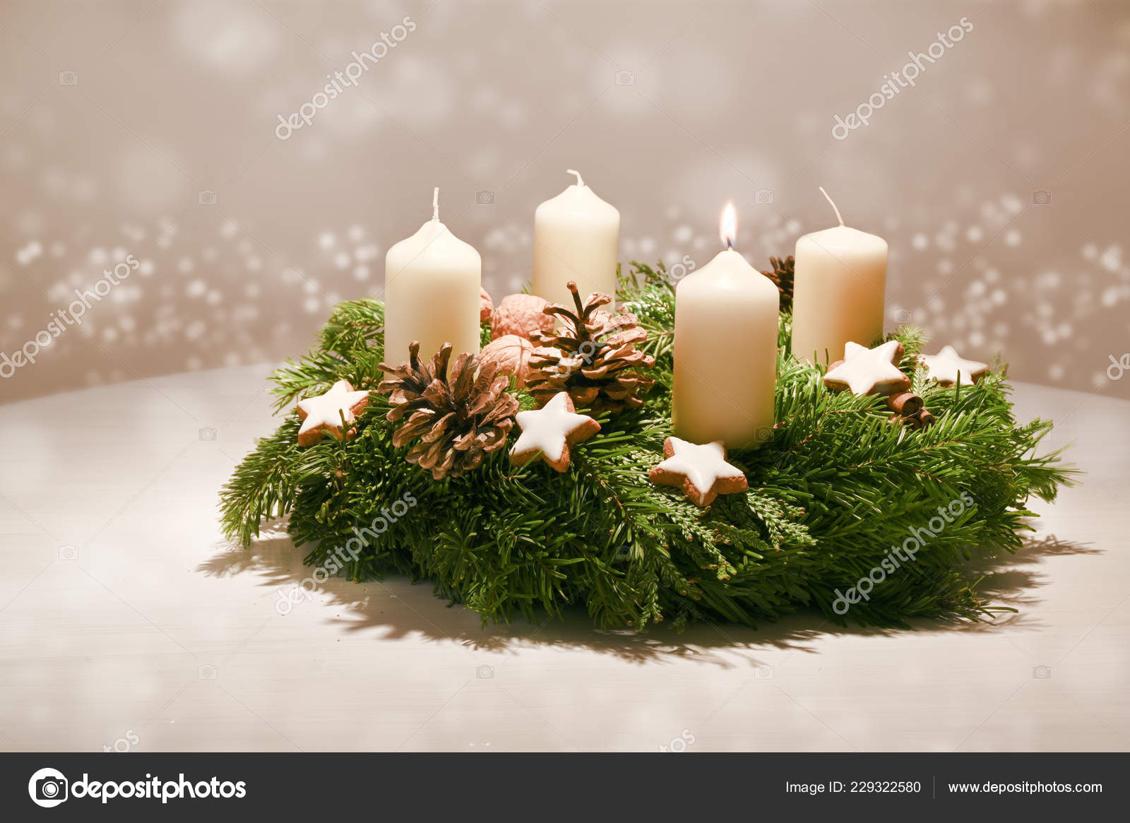 第一降临节装饰的降临节花环从冷杉和常绿树枝与白色燃烧的蜡烛传统在圣诞节前的时间温暖的背景与节日, image size:1600x1165