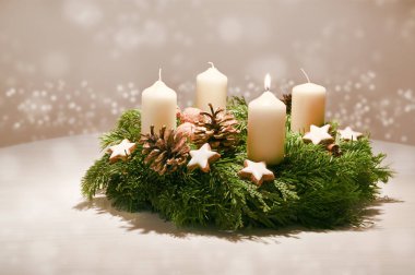 İlk Advent - dekore edilmiş Advent çelenk köknar ve evergreen dalları ile beyaz yanan mumlar, Noel, Festival bokeh ve kopya alanı, seçilen odak ile sıcak arka plan önce zaman geleneğinde
