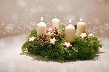 Üçüncü Advent - dekore edilmiş Advent çelenk köknar ve evergreen dalları ile beyaz yanan mumlar, Noel, Festival bokeh ve kopya alanı, seçilen odak ile sıcak arka plan önce zaman geleneğinde
