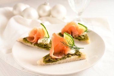 somon füme, pesto, salatalık ve dereotu garnitür, beyaz masa dekorasyon, kumaş ve Noel şenlikli kanepeler kopyalama alanı, seçilen odak, dar alan derinliği