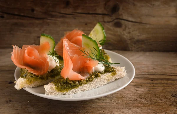 Canapes Smoked Salmon Cucumber Pesto Cream Dill Garnish Rustic Wood — Stok Foto