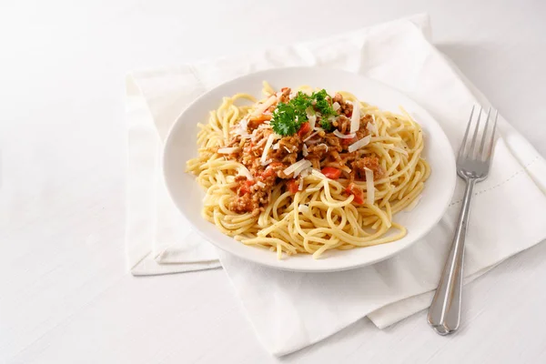 Espaguetis Con Salsa Tomate Carne Picada Parmesano Guarnición Perejil Una —  Fotos de Stock