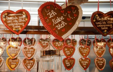 bir şeker asılı gingerbread kalpler Noel pazarı, Almanca bir metnin Ich liebe Dich anlamı seni seviyorum, stand.