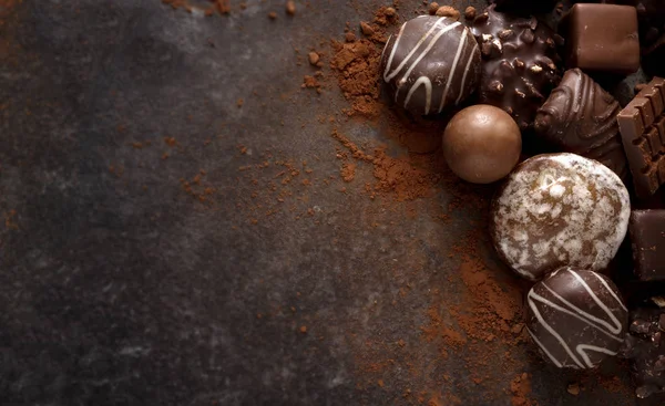 Weihnachtsschokoladenkekse Und Pralinen Auf Dunkler Steinplatte Mit Großem Kopierraum Blick — Stockfoto